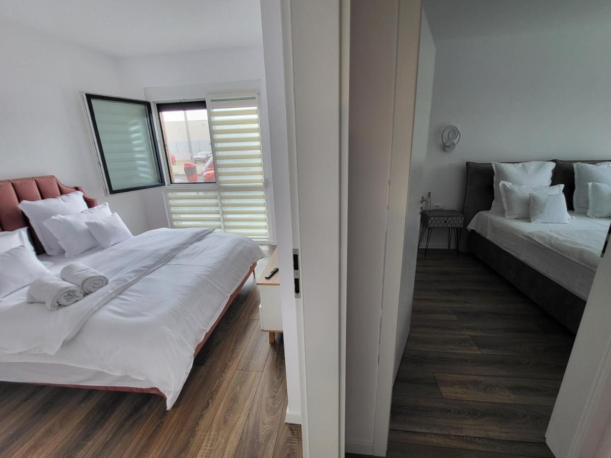 Sika Sunny Garden Apartment Arad Buitenkant foto