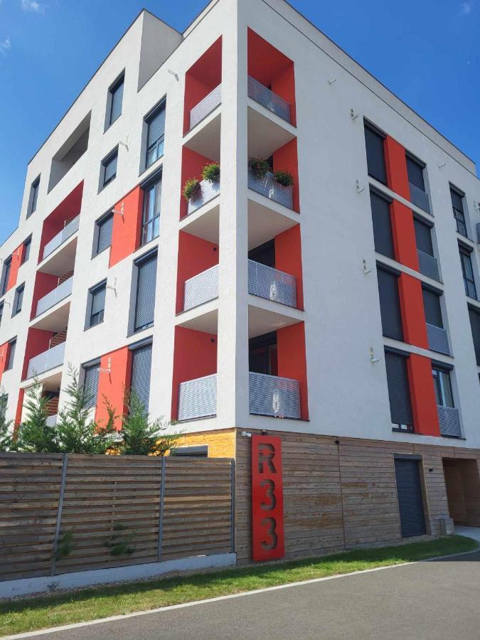 Sika Sunny Garden Apartment Arad Buitenkant foto