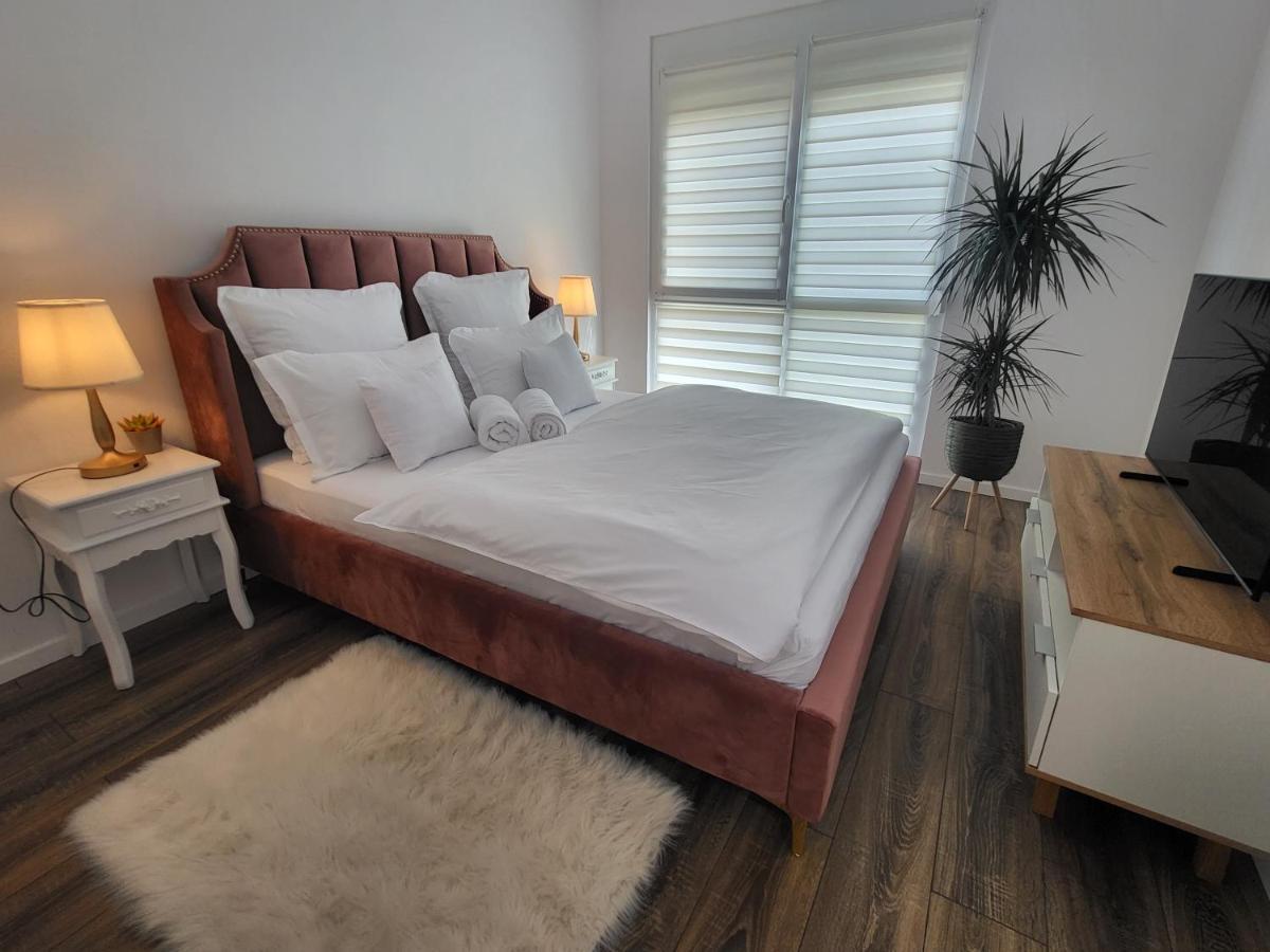 Sika Sunny Garden Apartment Arad Buitenkant foto